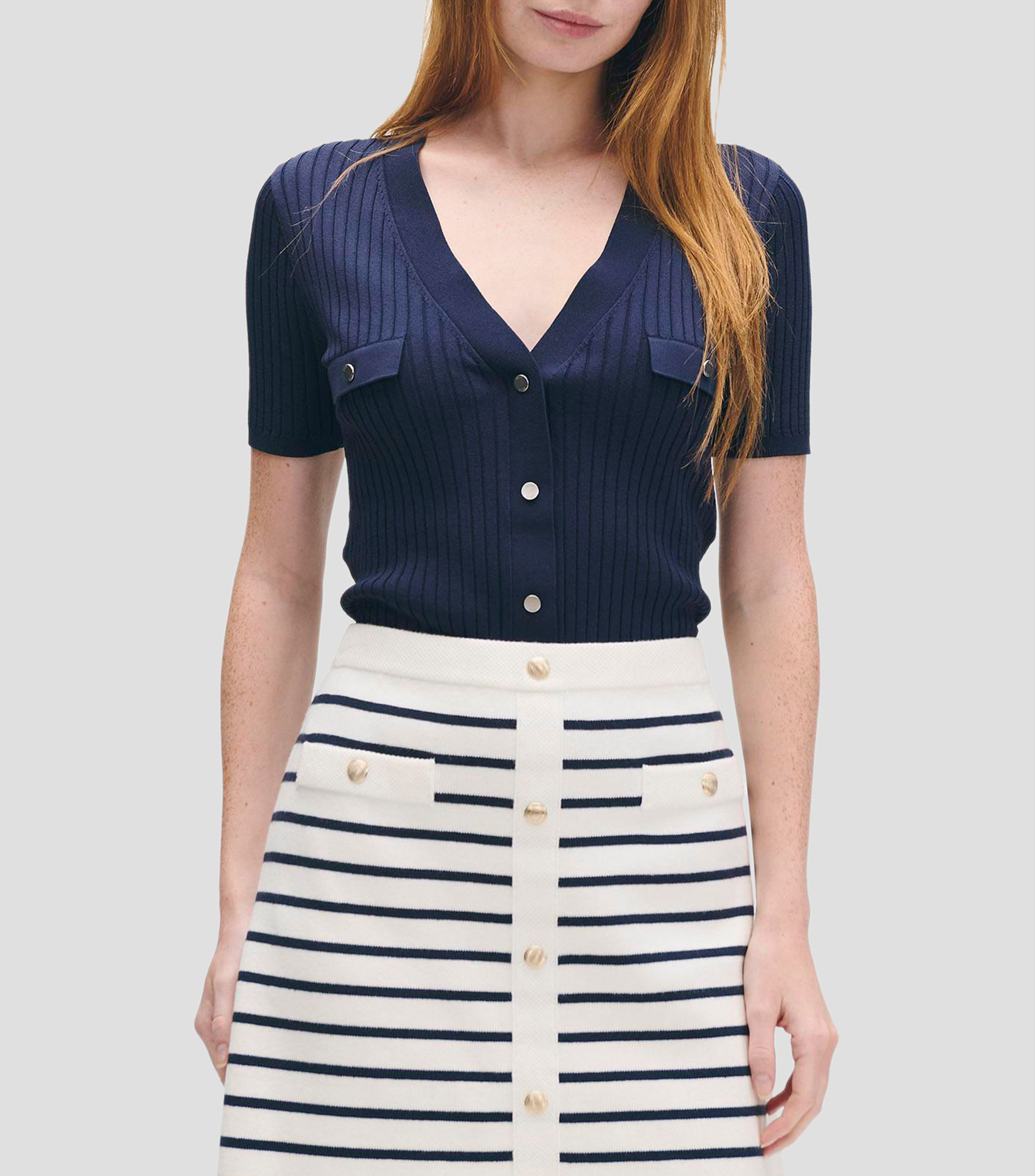 Blusa tejido canalé escote V aletilla y bolsillos simulados Mujer